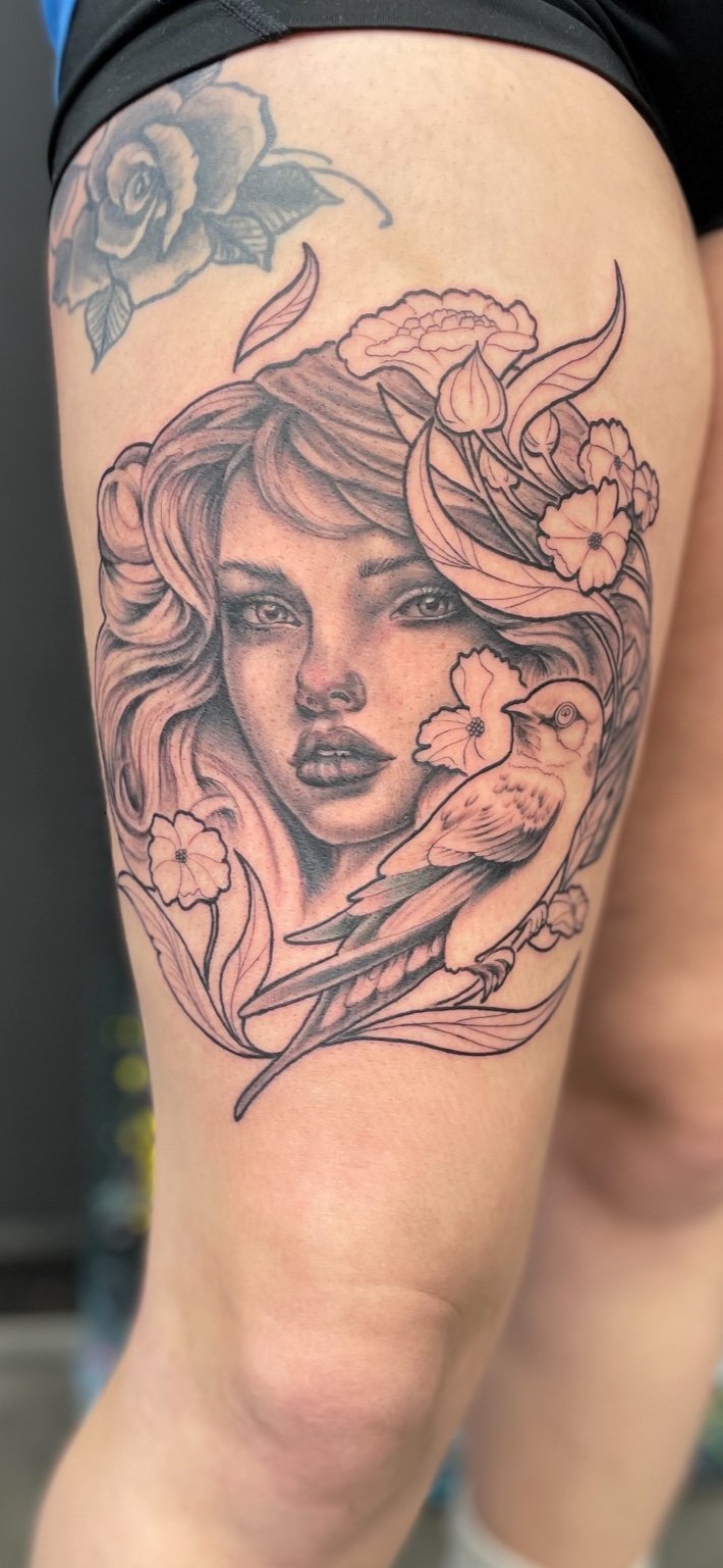Dame aux fleurs - Tatouage réaliste