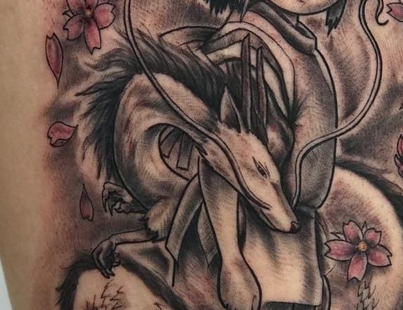 Détail de la tête du dragon Haku — textures et dégradés de gris
