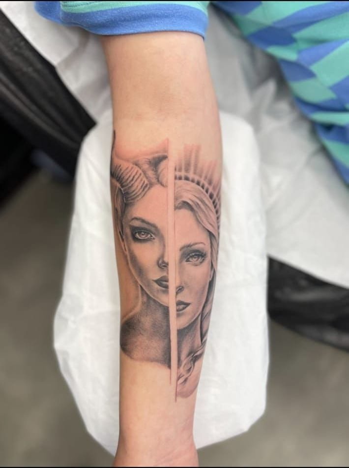 Tatouage réaliste noir et gris — Inévitable Tattoo, Saumur