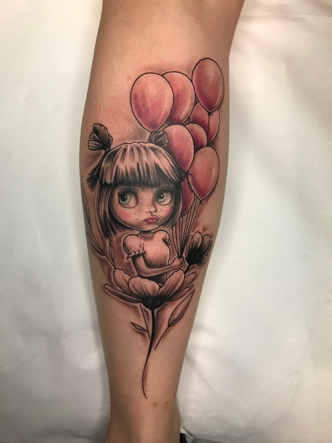 Tatouage nouvelle école, fillette aux ballons