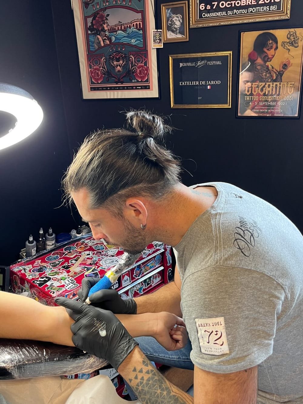 Jarod au travail dans son atelier privé, à Saumur