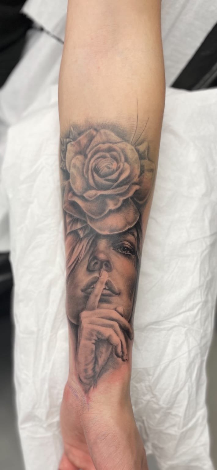 Tatouage réaliste noir et gris — Inévitable Tattoo, Saumur