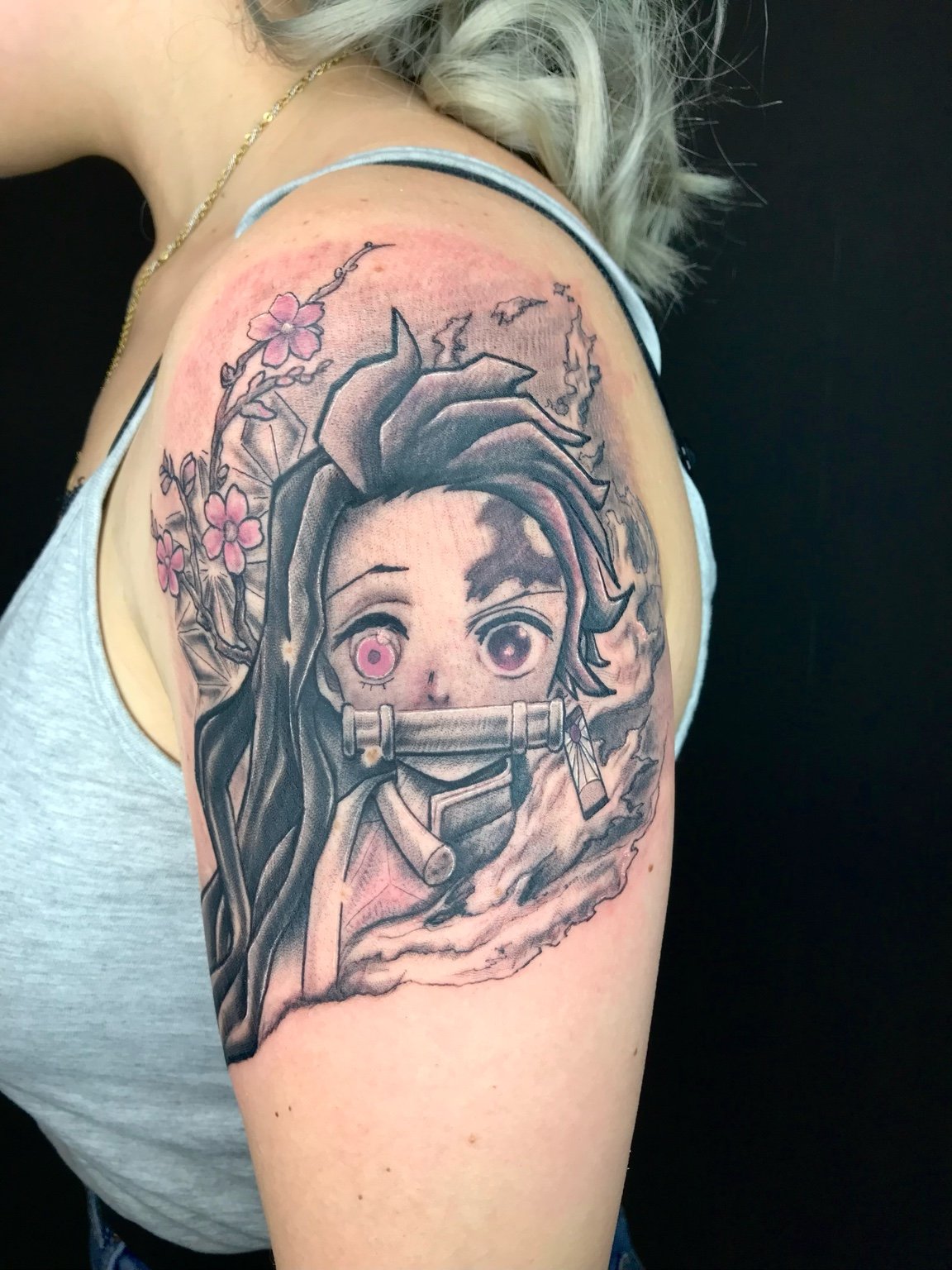 Tatouage réaliste Nezuko Demon Slayer épaule — studio Saumur