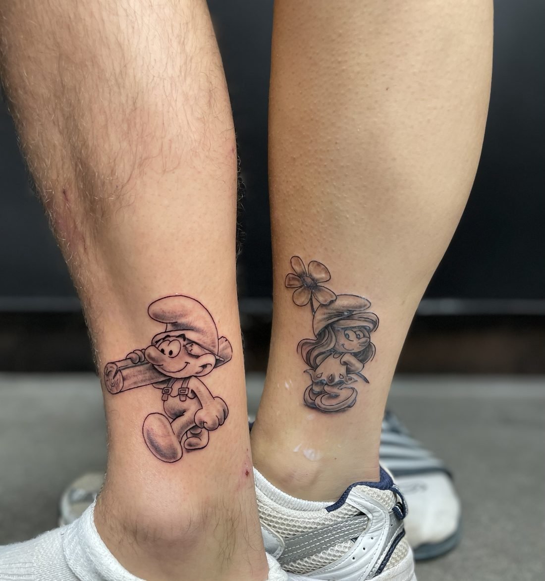 Tatouage en commun pour un couple : Schtroumpf et Schtroumpfette sur les chevilles