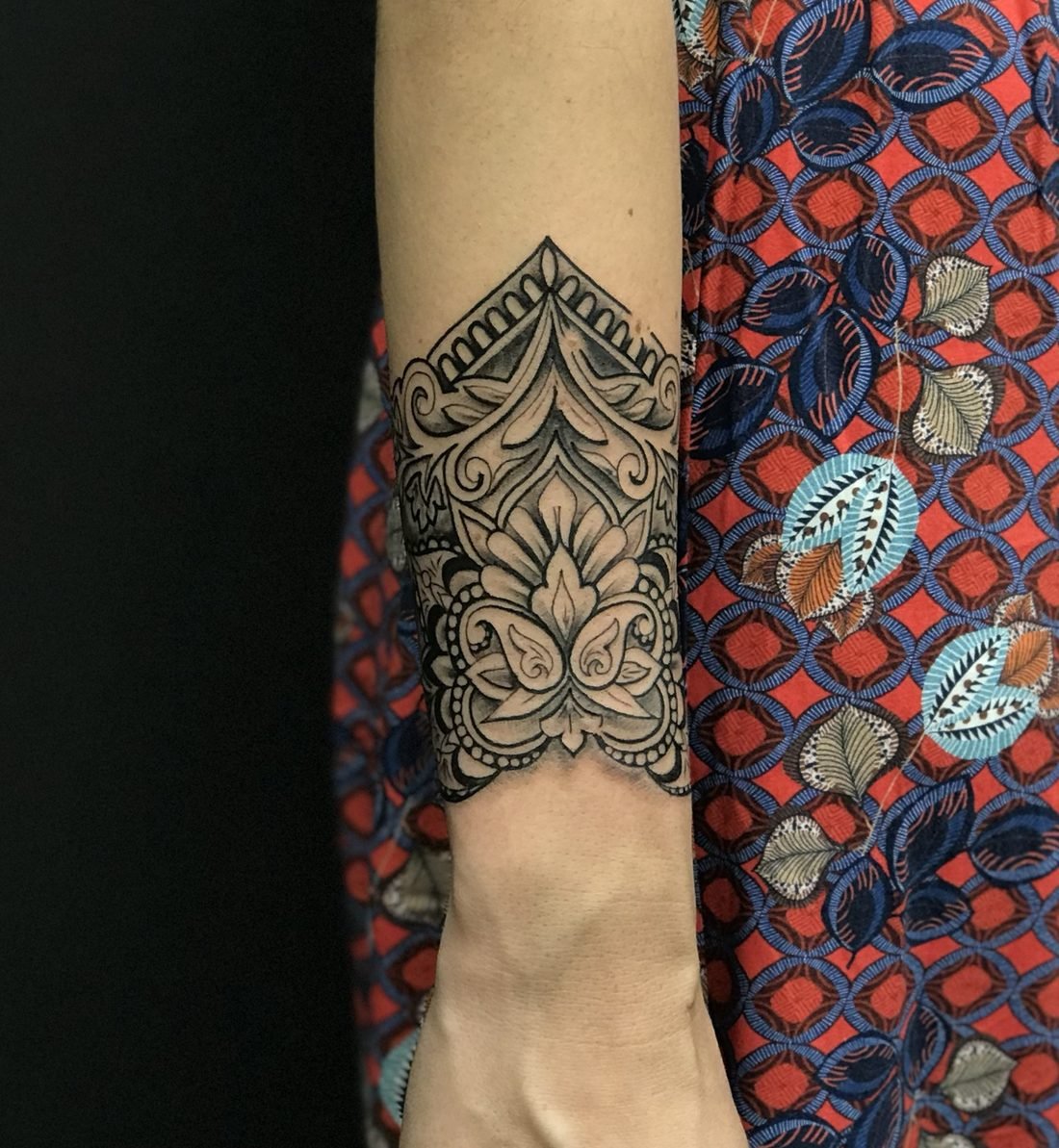 Tatouage ornemental en forme de manchette mandala, au-dessus du poignet